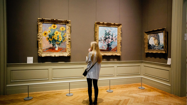美術館で絵画を楽しむ女性