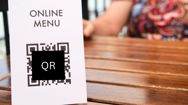 テーブルに置かれたQRコードのメニューサンプルの写真　ニューヨークの飲食店はQRコードメニューが増えてきたのイメージ