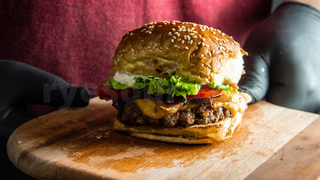 大きなハンバーガーの写真　セサミバンズ　BLT チーズバーガー