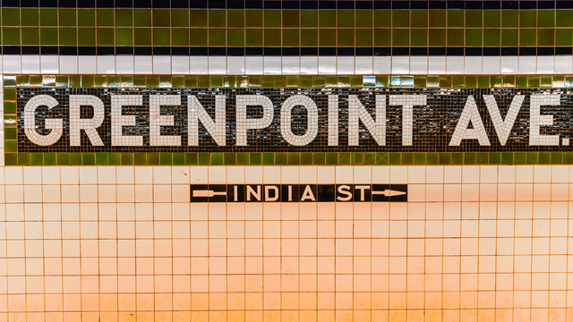 ニューヨーク地下鉄　Gライン　グリーンポイントGreenpoint Avenueの駅のサイン