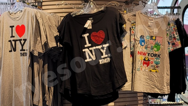 アイコニックなI love NYとM &M'sのコラボTシャツ