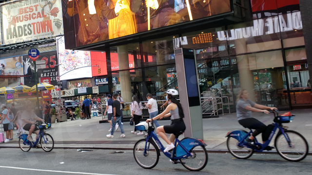 City Bikers in Times Square in NYC ニューヨークシティのレンタル自転車シティバイクをタイムズスクエアで乗っている人たち