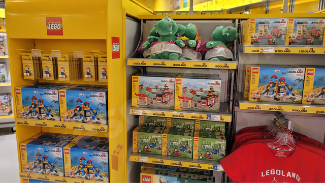 LEGOLAND NEW YORK  レゴランドニューヨーク　限定LEGOセット、Tシャツなどが売られている売店　SHOP