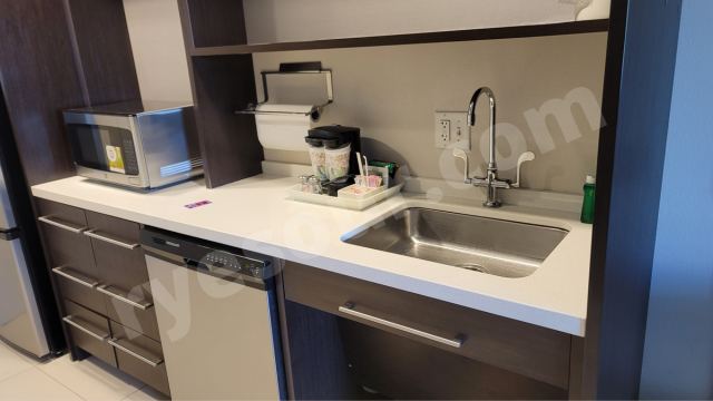 A small kitchen in a hotel Home2 Suites by Hilton Middletown