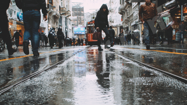 Walking in the rain 雨の日に傘もささずに歩く人々