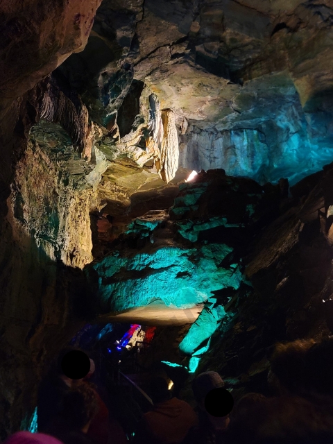 HOWE CAVERNS inside