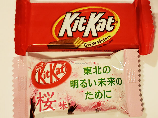 アメリカのキットカットスナックサイズと日本「キットカットミニ桜味」を個装付きで1個づつ並べている