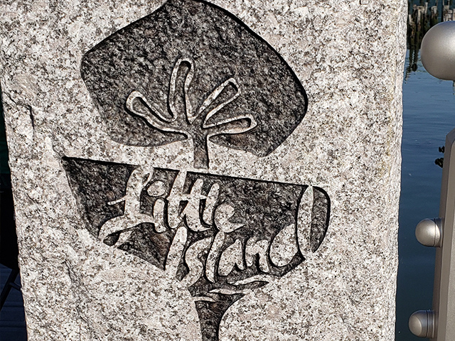 リトルアイランド　ニューヨーク　Little Island NYC　石にロゴ