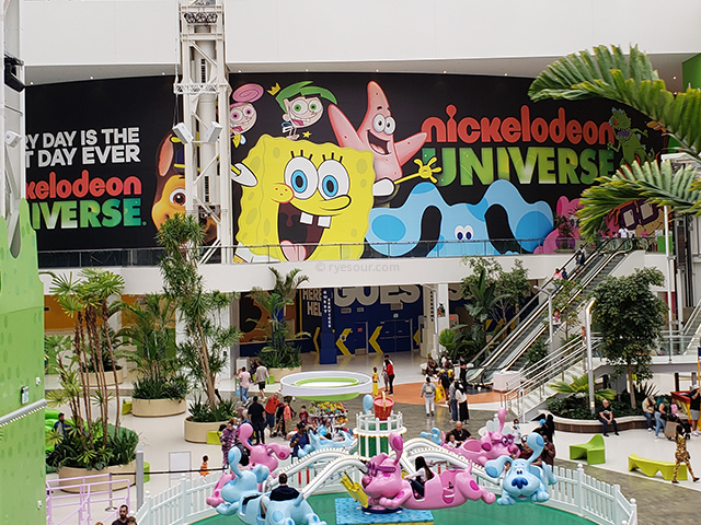 Nickelodeon Nick Universe New Jersey ニコロデオン　ユニバース　アメリカ　ニュージャージー　NJ 屋内テーマパーク　遊園地　入り口　と室内