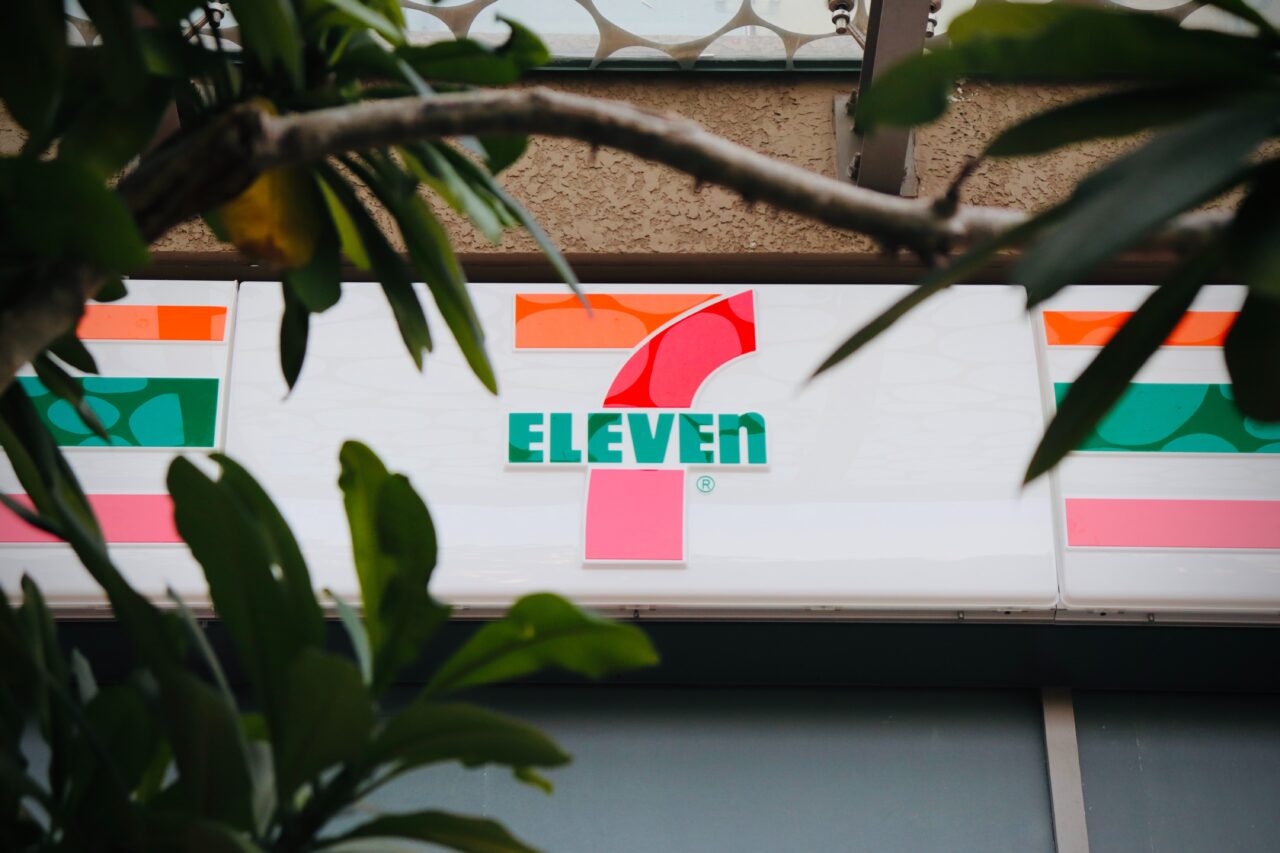 7 Eleven store Photo by Duy Nguyen on Unsplash