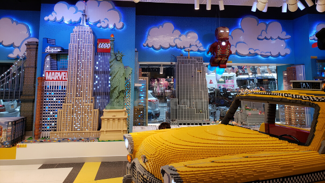 The LEGO® Store Fifth Avenue　ニューヨーク　レゴストア　MARVEL マーベル