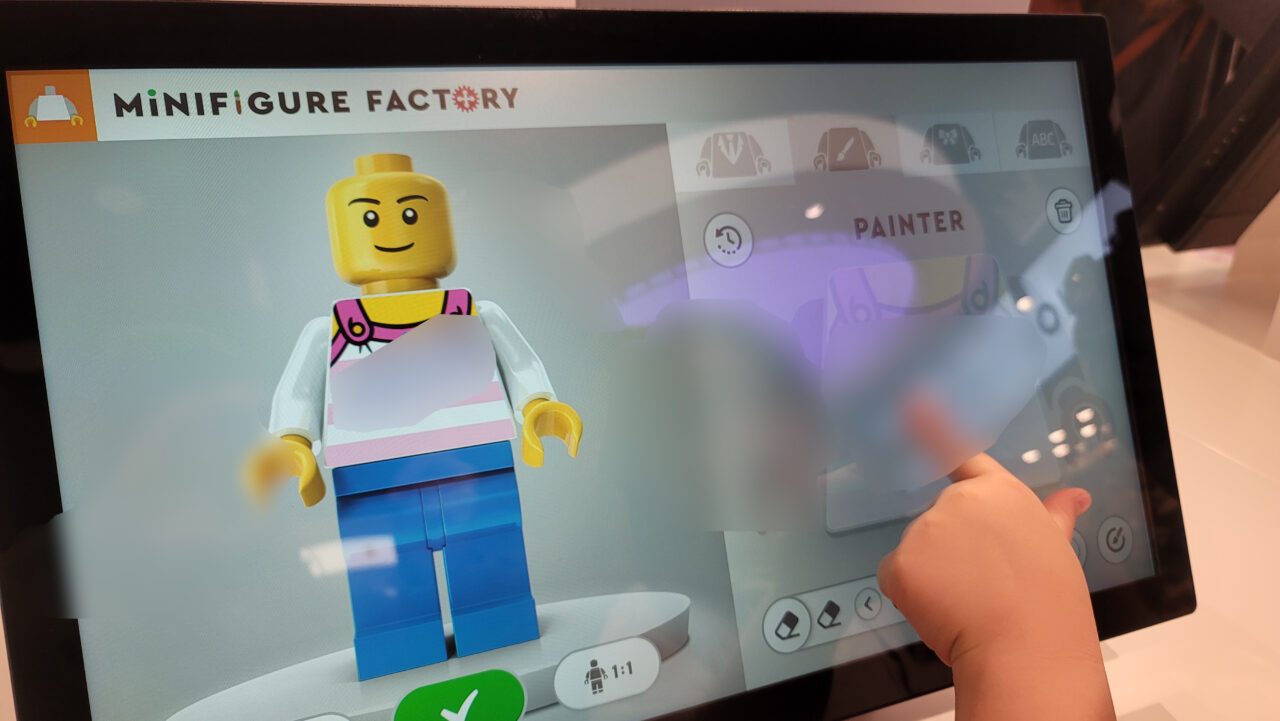 The LEGO® Store Fifth AvenueのLEGO MINI FIGURE FACTORY　ニューヨーク　レゴストア　ミニフィグファクトリー　デザイン画面　デザイン例