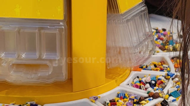 The LEGO® Store Fifth AvenueのLEGO MINI FIGURE FACTORY　ニューヨーク　レゴストア　ミニフィグファクトリー