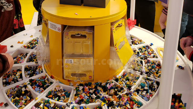 The LEGO® Store Fifth AvenueのLEGO MINI FIGURE FACTORY　ニューヨーク　レゴストア　ミニフィグファクトリー　パーツを選ぶ