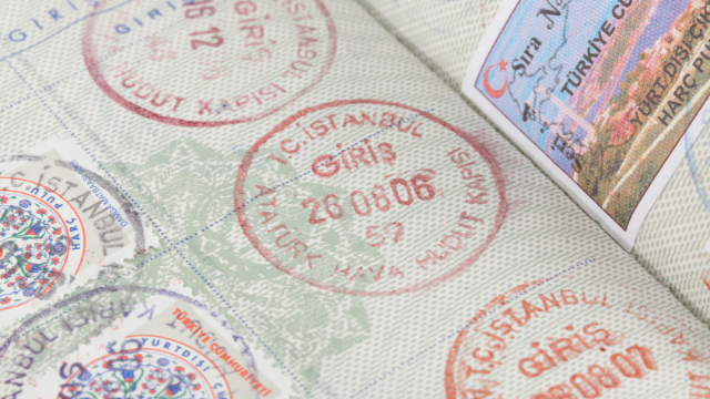 事前免許更新をするためには「やむを得ない事情」を証明する必要がある パスポート　スタンプ