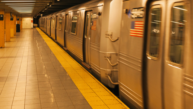 ニューヨーク　地下鉄　サブウェイ　プラットフォーム