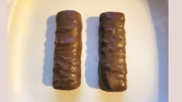 Twixチョコレートバーの「LEFT（左）」、「RIGHT（右）」を並べて比較しているところ