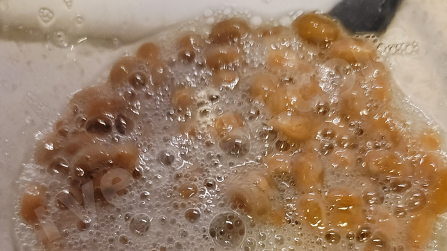 納豆に熱湯をかけて納豆菌を起こす、活性化させた