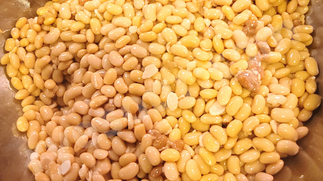 茹で上がったばかりの大豆と活性化させた市販の納豆を素早く混ぜる