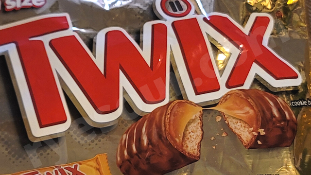 アメリカで買ったおいしいTwixチョコクッキーバーの包装　Twixロゴとお菓子の写真