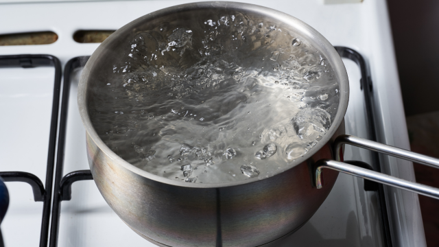 boiling water in a pan 鍋の中で沸騰しているお湯