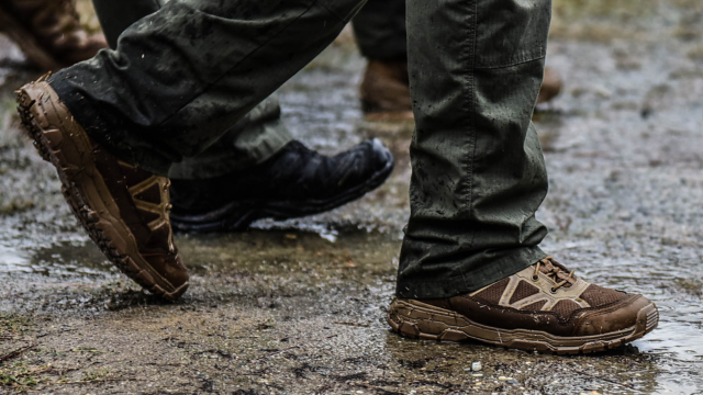 Walking in Tactical Boots タクティカルブーツで濡れた地面を歩いている