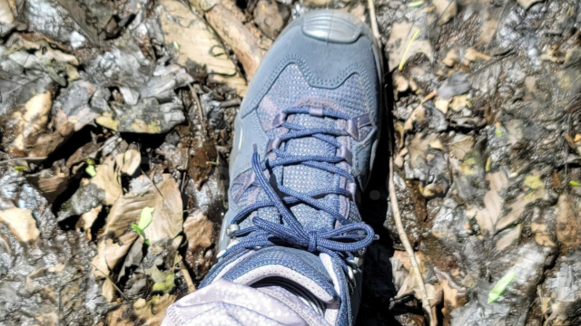 Walking in my LOWA Zephyr GTX Mid TF indigo color　ローバーブーツ　タクティカルブーツ　ハイキング　登山　トレッキングシューズ　靴で歩いてるところ