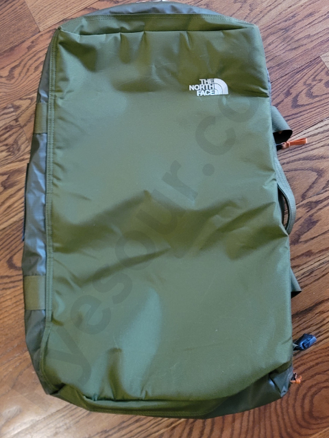 North Face Base Camp Voyager Duffel 62L（ノースフェイス・ベースキャンプ・ボヤージャー・ダッフル・62リットル）グリーン　バックパック with the brand logo