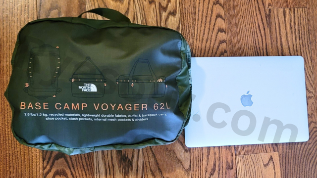 North Face Base Camp Voyager Duffel 64L（ノースフェイス・ベースキャンプ・ボヤージャー・ダッフル・64リットル）畳んだところとMacBook