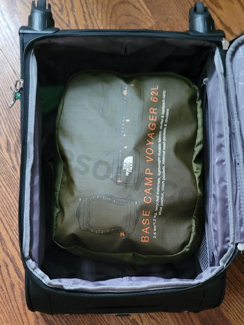 The North Face Base Camp Voyager Duffel 62L（ノースフェイス・ベースキャンプ・ボヤージャー・ダッフル・62リットル）folded in a carry on 